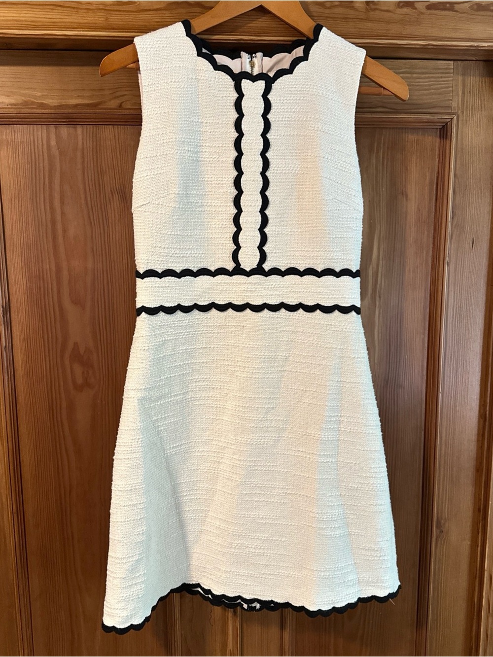 Kate Spade New York Cream
Black Scallop Trim Tweed A-Line
Dress Size 4 EUC - Picture 4 of 16